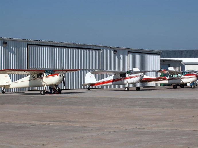 Diversas aeronaves leves dispostas no Aeroporto Municipal de Fort Morgan
