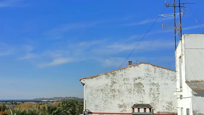 Cielos poco nubosos. Imagen de archivo