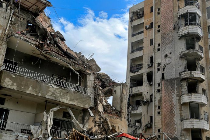 Archivo - Arquivo - 26 de novembro de 2024, Beirute, Beirute, Líbano: Uma imagem mostra a destruição de edifícios que foram atingidos por um ataque israelense durante a noite na área de Shiyah, nos arredores do subúrbio sul de Beirute, um foco do Hezbolla
