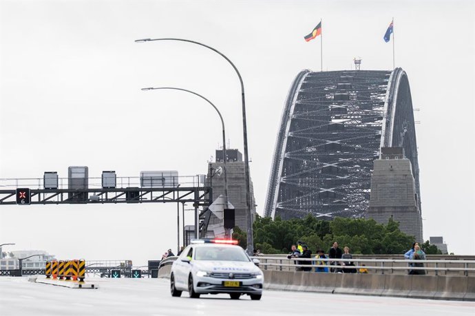 3 de agosto de 2025, Sydney, Austrália: Vista geral da Sydney Harbour Bridge enquanto a polícia de NSW a fecha para uma marcha pró-Palestina. Manifestantes em Sydney e Melbourne juntaram-se a marchas e ações em todo o mundo, à medida que a pressão sobre o