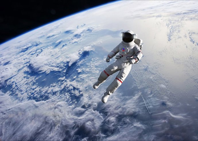 Archivo - Astronauta conduciendo una caminata espacial en la órbita terrestre.