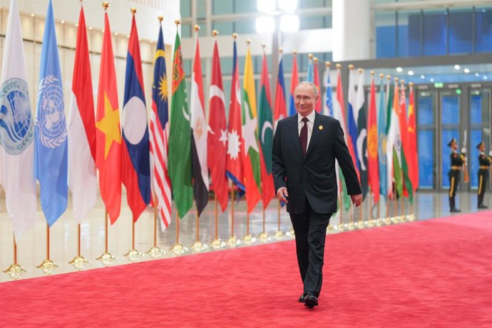 TIANJIN, 31 de agosto de 2025 -- O presidente russo Vladimir Putin chega ao Centro de Convenções e Exposições Meijiang para um banquete de boas-vindas em Tianjin, norte da China, em 31 de agosto de 2025. O presidente chinês Xi Jinping e sua esposa, Peng L