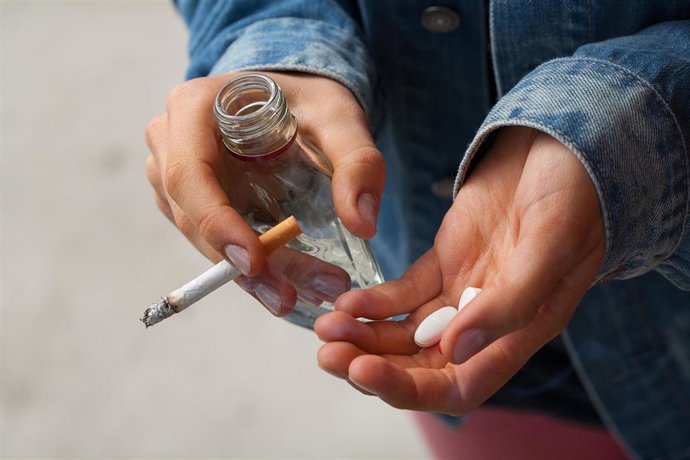 Archivo - Adicciones: tabaco, alcohol, pastillas.
