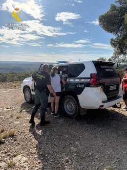 La Guardia Civil de Valencia ha rescatado a una mujer que se fracturó la pierna mientras realizaba senderismo en una zona de difícil acceso en el Parque Natural de las Hoces del Cabriel.