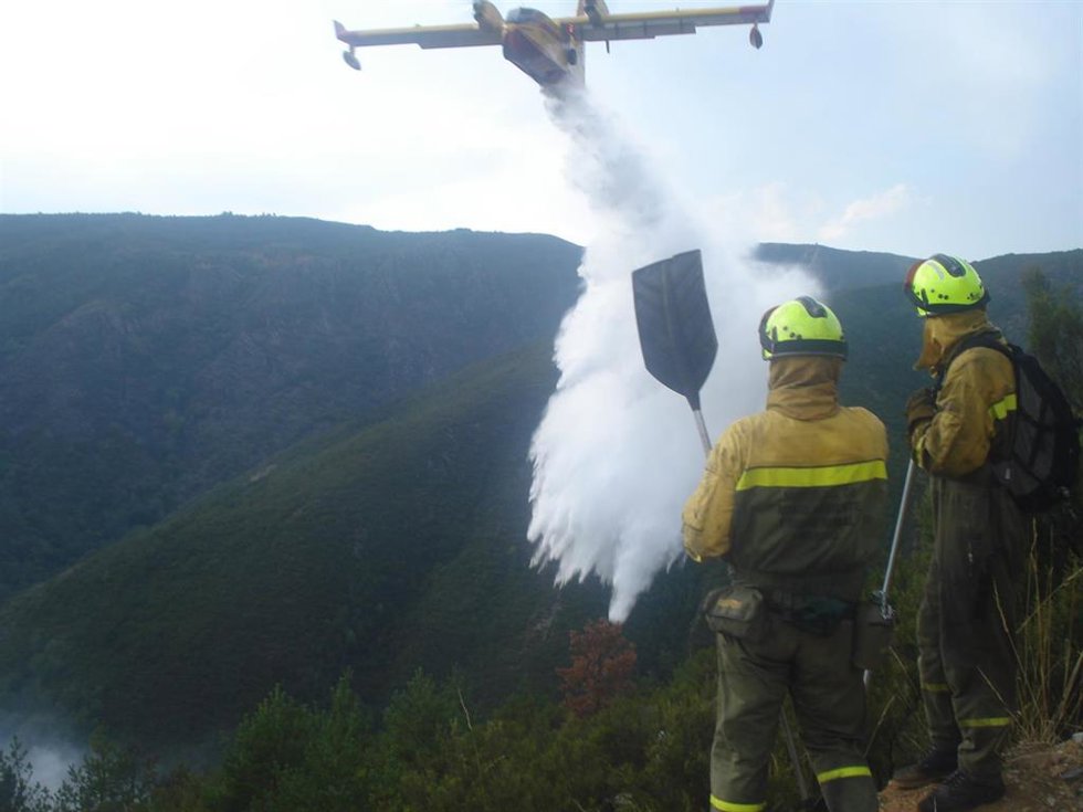 Archivo - Un avión participa en las labores de extinción de incendios. 