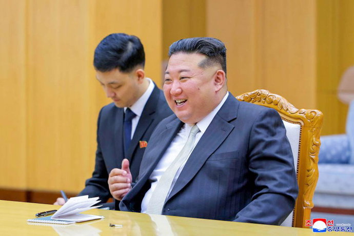 El líder de Corea del Norte, Kim Jong Un, durante una reunión en Pyongyang con el presidente de la Duma de Rusia, Viacheslav Volodin (archivo)