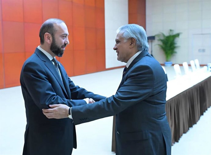 Reunión en Tianjin, China, entre los ministros de Exteriores de Armenia y Pakistán, Ararat Mirzoián (i) e Ishaq Dar (d), tras el establecimiento de relaciones diplomáticas entre ambos países