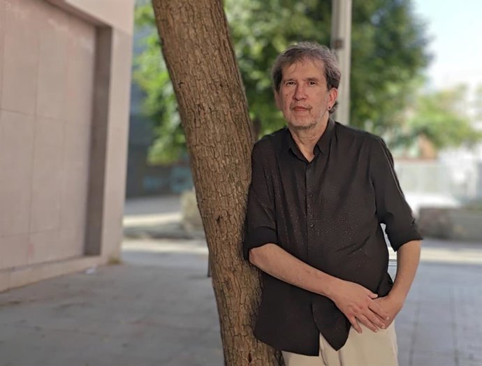 El escritor Joan-Lluís Lluís publica 'Una cançó de pluja'.