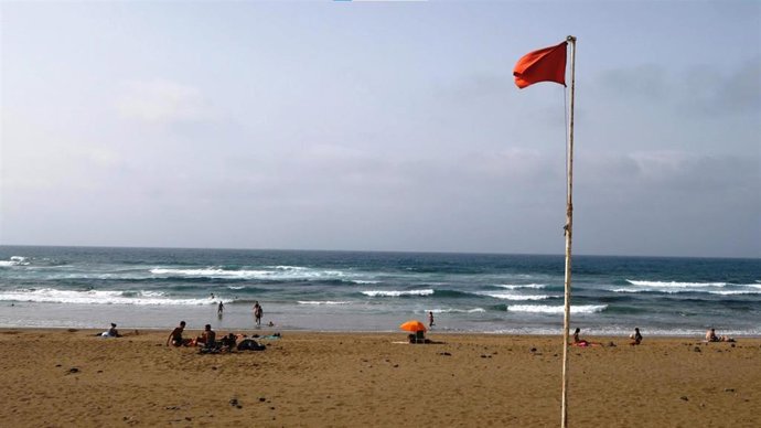 Playa con bandera roja