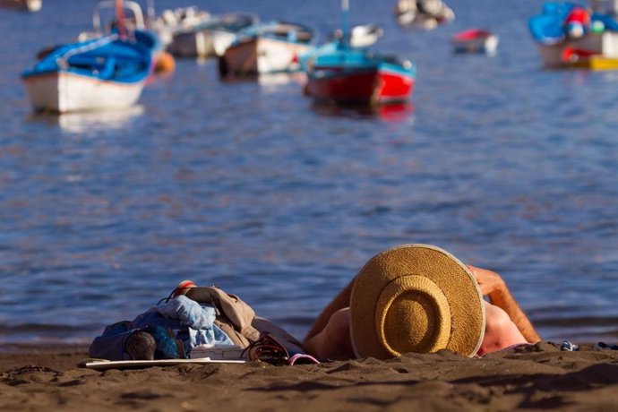 Archivo - Dos turistas en la playa de Vueltas, en Valle Gran Rey
