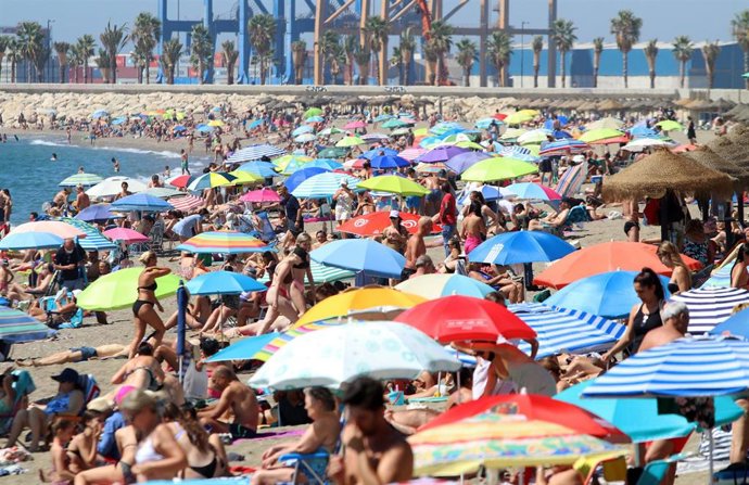 Archivo - Bañistas y turistas disfrutan de un día en la playa de La Malagueta, a 05 de agosto 2021 en Málaga (Andalucía)