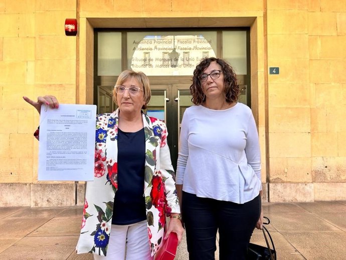 Archivo - La portavoz del grupo municipal socialista en el Ayuntamiento de Alicante, Ana Barceló (i), y la concejala del PSPV Trini Amorós (d)