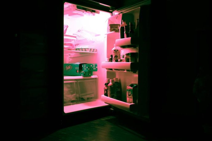 O que significa quando a geladeira faz ruídos altos à noite?