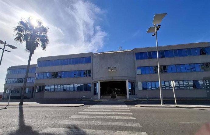 Vista del edificio Atlas del recinto fiscal de la Zona Franca de Cádiz.