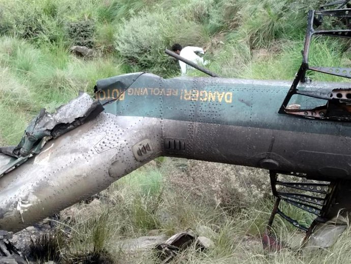 Restos de un helicóptero siniestrado en el norte de Pakistán en agosto de 2025 cuando trasladaba ayuda a los damnificados por las inundaciones en Jíber Pastunjua (archivo)