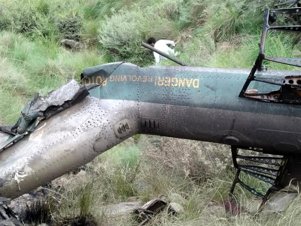 Restos de un helicóptero siniestrado en el norte de Pakistán en agosto de 2025 cuando trasladaba ayuda a los damnificados por las inundaciones en Jíber Pastunjua (archivo)