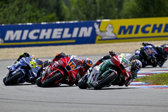 Archivo - Los pilotos Johann Zarco y Luca Marini durante el Gran Premio de la República Checa.