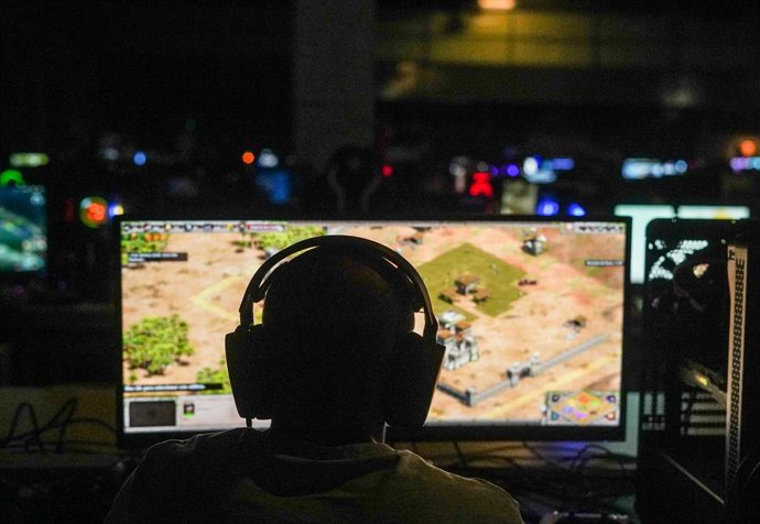 Archivo - Arquivo - Um homem em frente a um computador joga videogame durante a abertura do festival DreamHack Valencia 2023 na Feria Valencia em 7 de julho de 2023, em Valencia, Valencia, Espanha. DreamHack Valencia, o maior festival de videogame do mund
