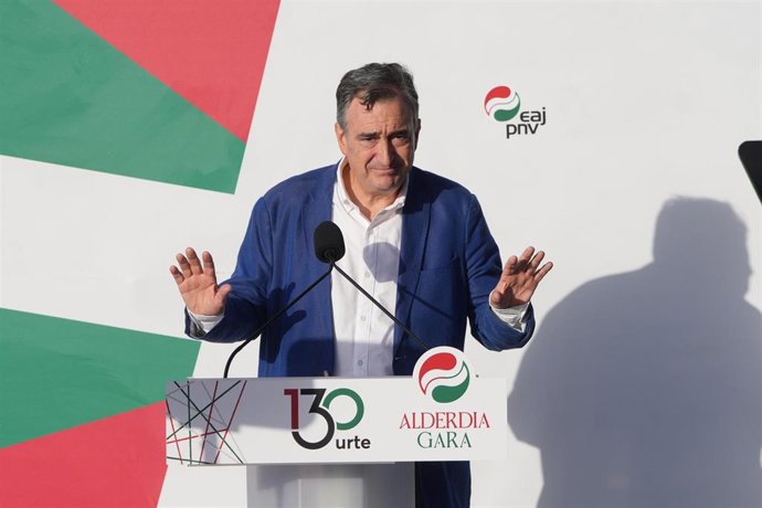 El presidente del EBB, Aitor Esteban, en Zarautz (Gipuzkoa)