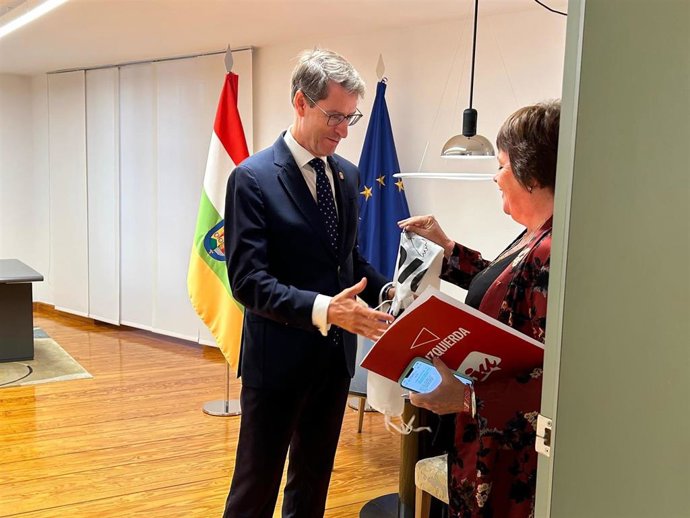 Moreno le hace entrega a Capellán de una bandera de 'STOP Genocidio' en Gaza