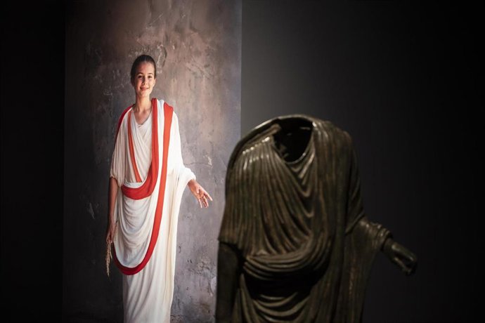 Archivo - La escultura de la Togada junto a su recreación, en la exposición que se organizó en el Museo de Navarra el pasado mes de marzo.