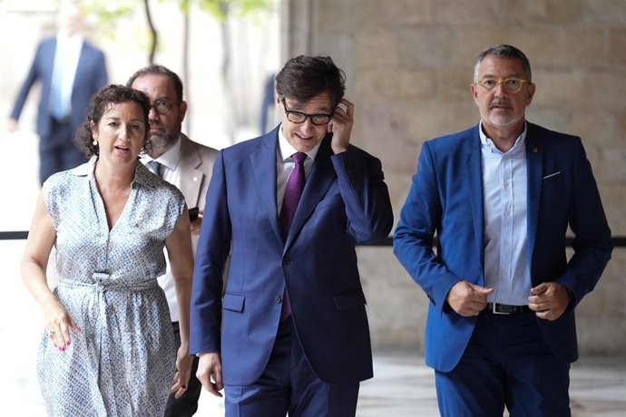 Archivo - (I-d) La consellera de Economía, Alícia Romero el president de la Generalitat, Salvador Illa; y el conseller de Empresa y Trabajo, Miquel Sàmper, llegan al Palau de la Generalitat a 7 de julio de 2025, en Barcelona, Catalunya (España).