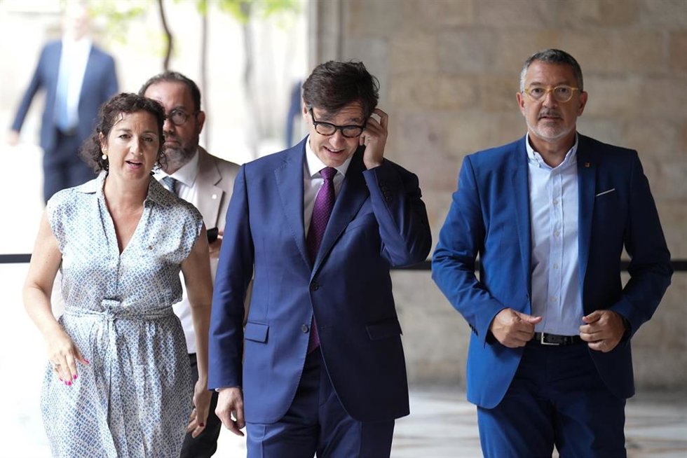 Archivo - (I-d) La consellera de Economía, Alícia Romero el president de la Generalitat, Salvador Illa; y el conseller de Empresa y Trabajo, Miquel Smper, llegan al Palau de la Generalitat a 7 de julio de 2025, en Barcelona, Catalunya (España).