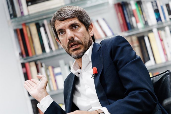 O Ministro da Cultura, Ernest Urtasun, durante uma entrevista para a Europa Press no Ministério da Cultura, em 27 de agosto de 2025, em Madri (Espanha).