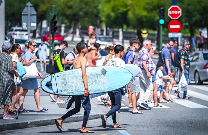 Turistas de camino a la playa, a 10 de agosto de 2025, en Santander, Cantabria (España).