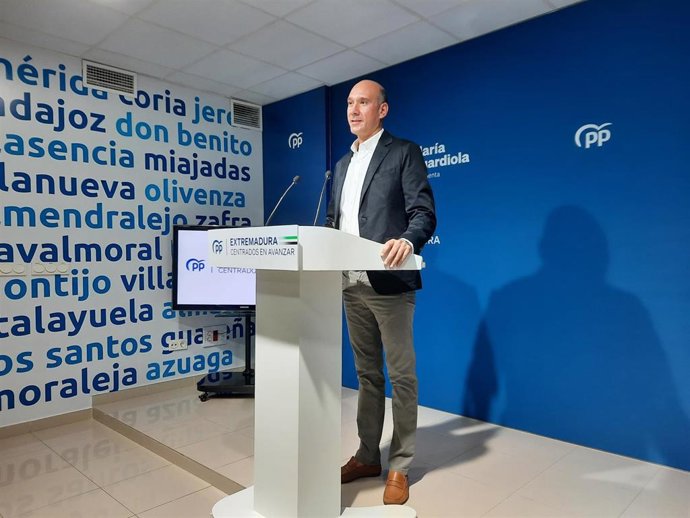 El portavoz del PP de Extremadura, José Ángel Sánchez Juliá, en rueda de prensa en Mérida