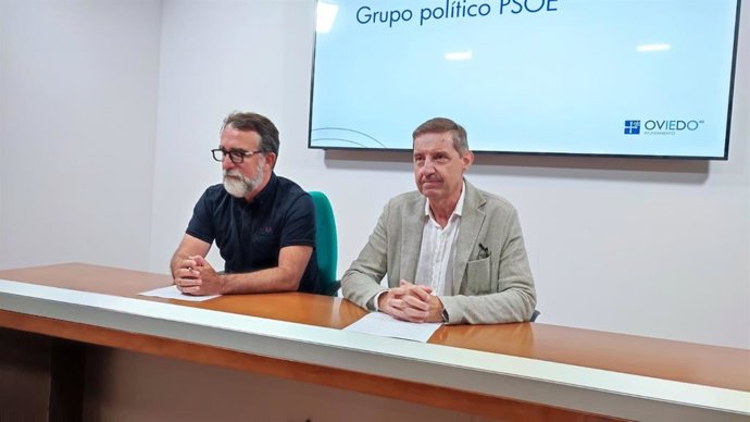 El portavoz del PSOE en el Ayuntamiento de Oviedo, Carlos Fernández Llaneza, y el concejal Juan Álvarez Areces en rueda de prensa.