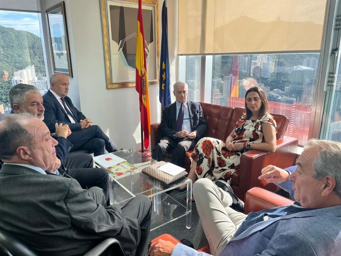 La Consejera De Agua, Agricultura, Ganadería Y Pesca, Sara Rubira, En Un Encuentro De Trabajo Con El Cónsul General De España En Hong Kong-Macao, Miguel Aguirre De Cárcer García Del Arenal