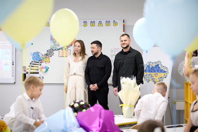 O presidente ucraniano Volodimir Zelenski abre o ano letivo em uma escola na região de Kiev.