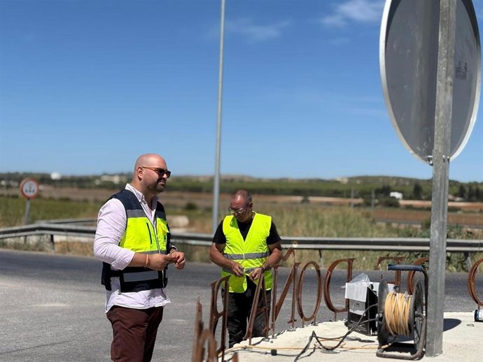 El responsable de Cooperación de la Diputación de Cádiz, Javier Bello, supervisa obras en el Poblado de Doña Blanca, en El Puerto de Santa María