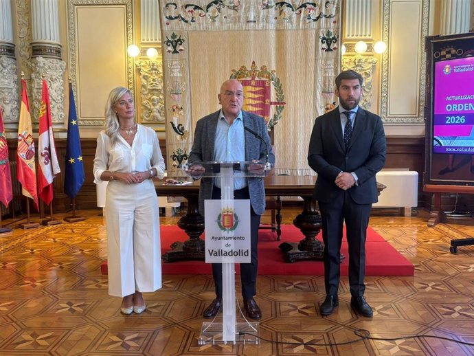 La concejala de Educación y Cultura, Irene Carvajal; el alcalde de Valladolid, Jesús Julio Carnero, y el concejal de Hacienda, Personal y Modernización Administrativa, Francisco de Paula Blanco.