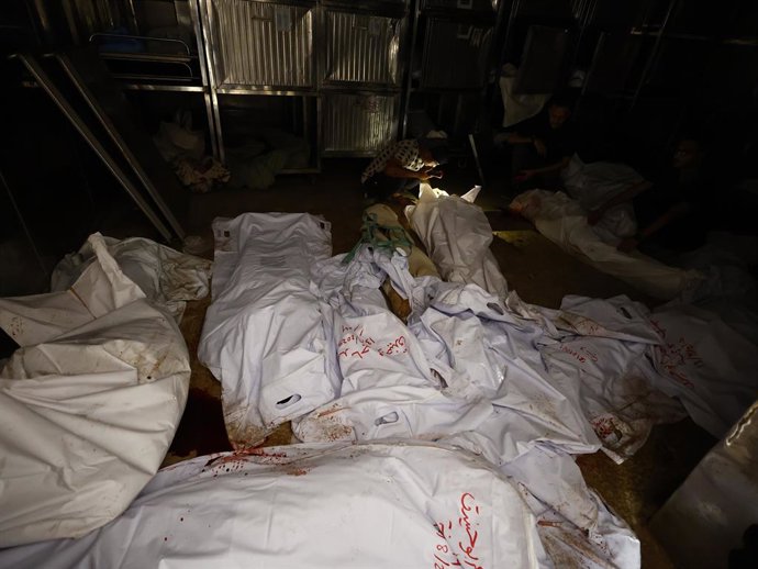 13 de agosto de 2025, Cidade de Gaza, Faixa de Gaza, Território Palestino: Parentes dos palestinos que morreram em decorrência dos ataques israelenses aos bairros de Zeytun e Shujaiya choram enquanto os corpos são levados do Hospital Al-Shifa para serem e