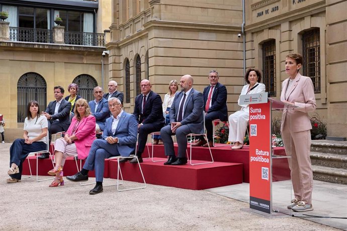 La presidenta de Navarra, María Chivite, junto a los consejeros del Gobierno durante el balance del ecuador de la legislatura