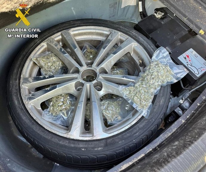 Marihuana y hachís oculta en la rueda de repuesto de un vehículo