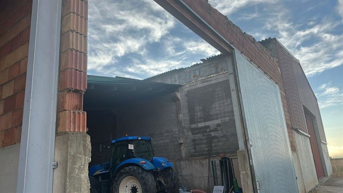 Nave afectada por la tormenta de viento y granizo.