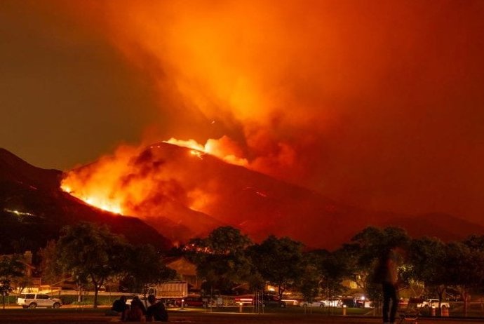 Um incêndio varre as montanhas de Santa Ana a cerca de 32 quilômetros do campus da UC Irvine em setembro de 2024.