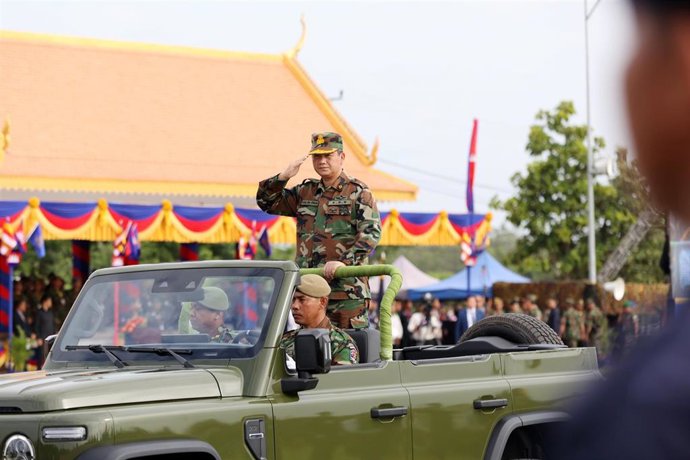 Archivo - El primer ministro camboyano, Hun Manet, durante un desfile militar.