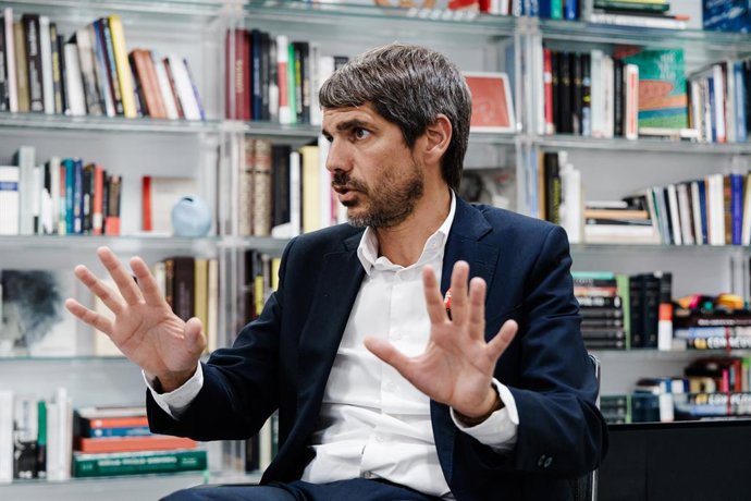 O Ministro da Cultura, Ernest Urtasun, durante uma entrevista para a Europa Press no Ministério da Cultura, em 27 de agosto de 2025, em Madri (Espanha).
