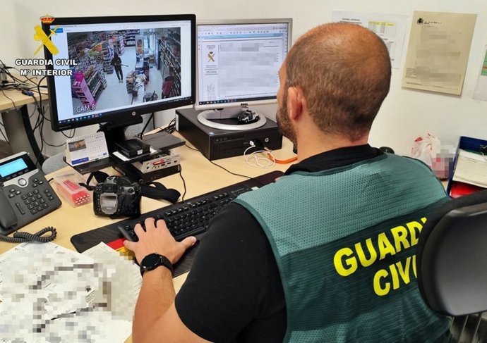 Un guardia civil analiza las imágenes del atraco