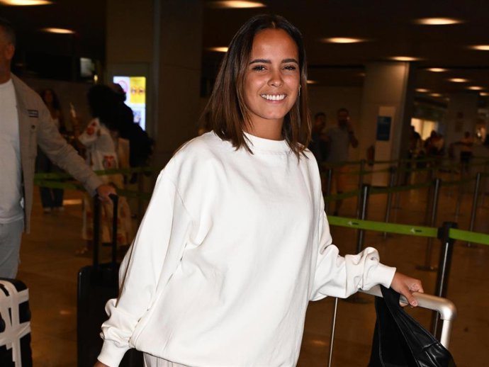 Gloria Camila Ortega en el aeropuerto para viajar a Honduras