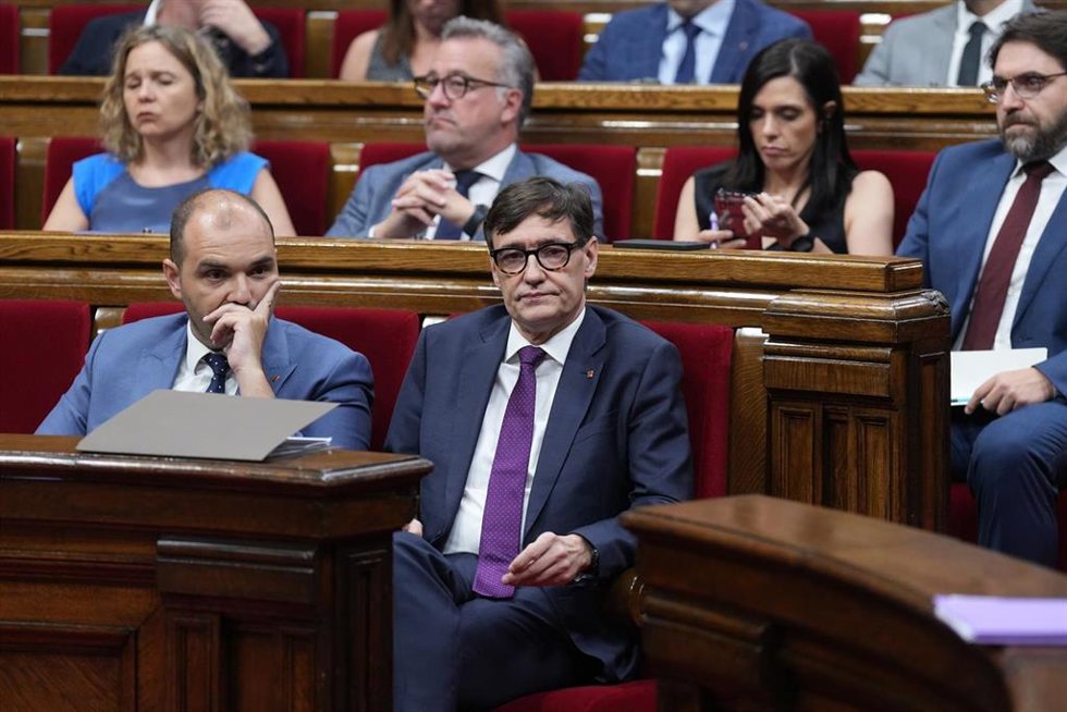 Archivo - El president de la Generalitat, Salvador Illa, durante una sesión plenaria, en el Parlament