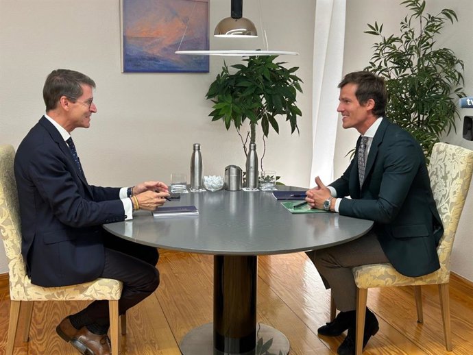 El portavoz de Vox, Ángel Alda, con el presidente riojano, Gonzalo Capellán