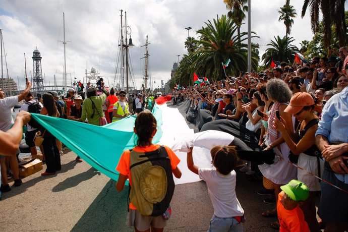 Dezenas de pessoas se reúnem durante a despedida da Flotilha Global Sunat no Porto de Barcelona, em 31 de agosto de 2025, em Barcelona, Catalunha, Espanha. A Global Sunat Flotilla zarpa do Mediterrâneo para enfrentar o bloqueio ilegal de Israel.