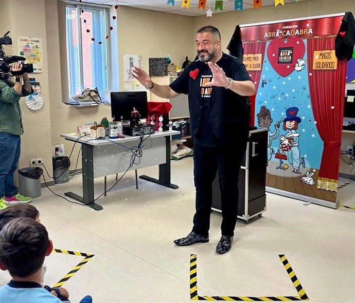 El SES y la Fundación Abracadabra de Magos Solidarios firman un convenio de colaboración para poner en marcha el proyecto 'Magia en los Hospitales y Centros Asistenciales'