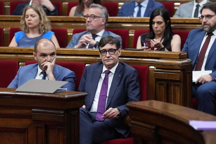 Archivo - El president del Govern, Salvador Illa, y el conseller de la Presidencia, Albert Dalmau, durante una sesión plenaria, en el Parlament de Catalunya, a 22 de julio de 2025, en Barcelona, Catalunya (España). Illa comparece en el Parlament, en el úl