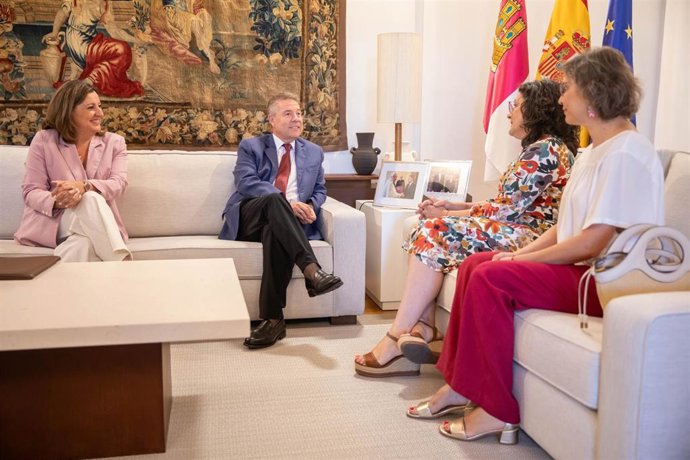 Toledo, 1 de septiembre de 2025.- El presidente de Castilla-La Mancha, Emiliano García-Page, recibe, en el Palacio de Fuensalida, Toledo, a la secretaria general de UGT en la región, Lola Alcónez. (Fotos: D. Esteban González // JCCM)